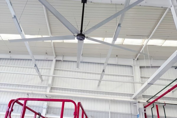 厂房车间结露怎么办?HVLS 工业风扇立体环流消除钢结构冷凝水